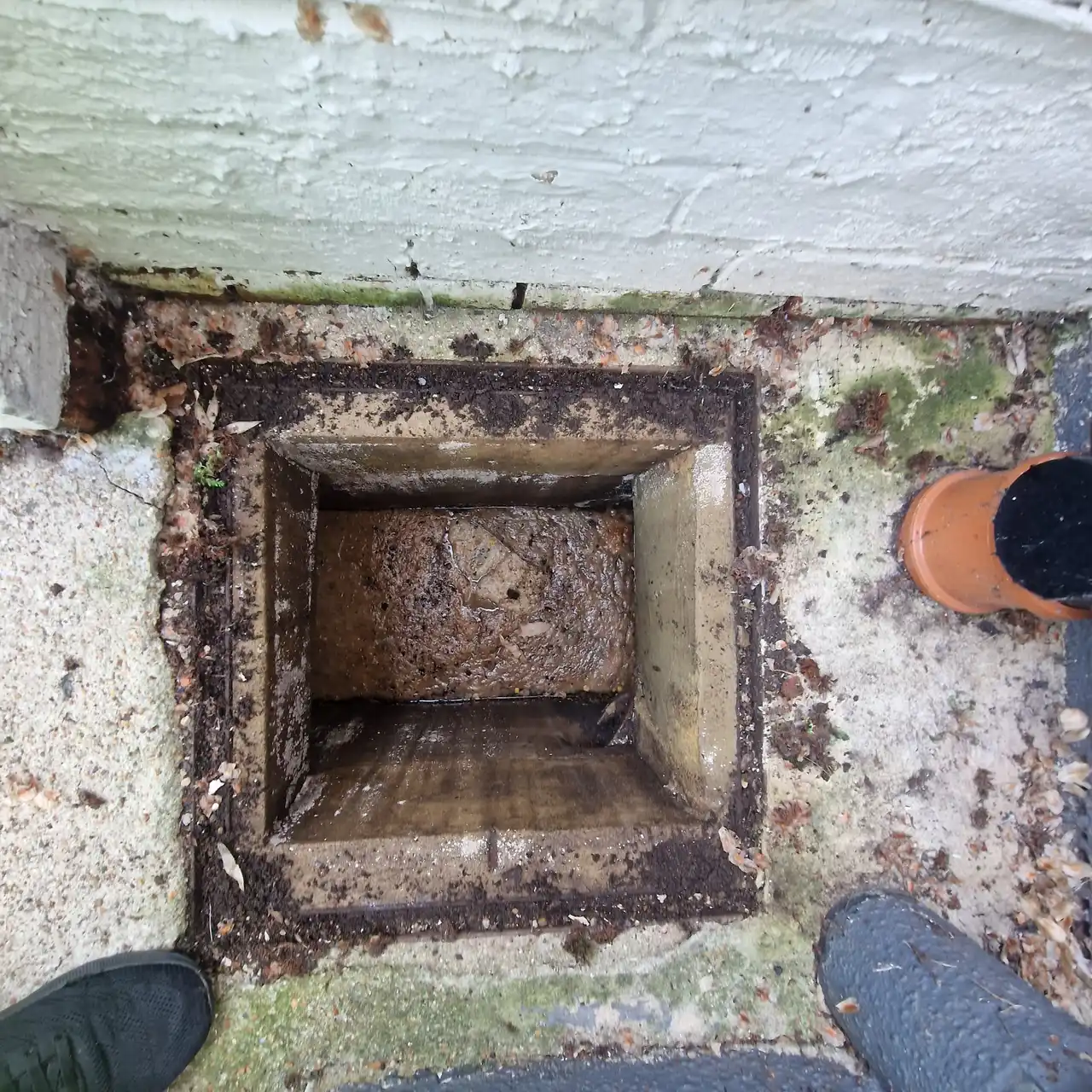Is there a call out fee for a blocked drain - engineer inspecting a blocked chamber in South East England