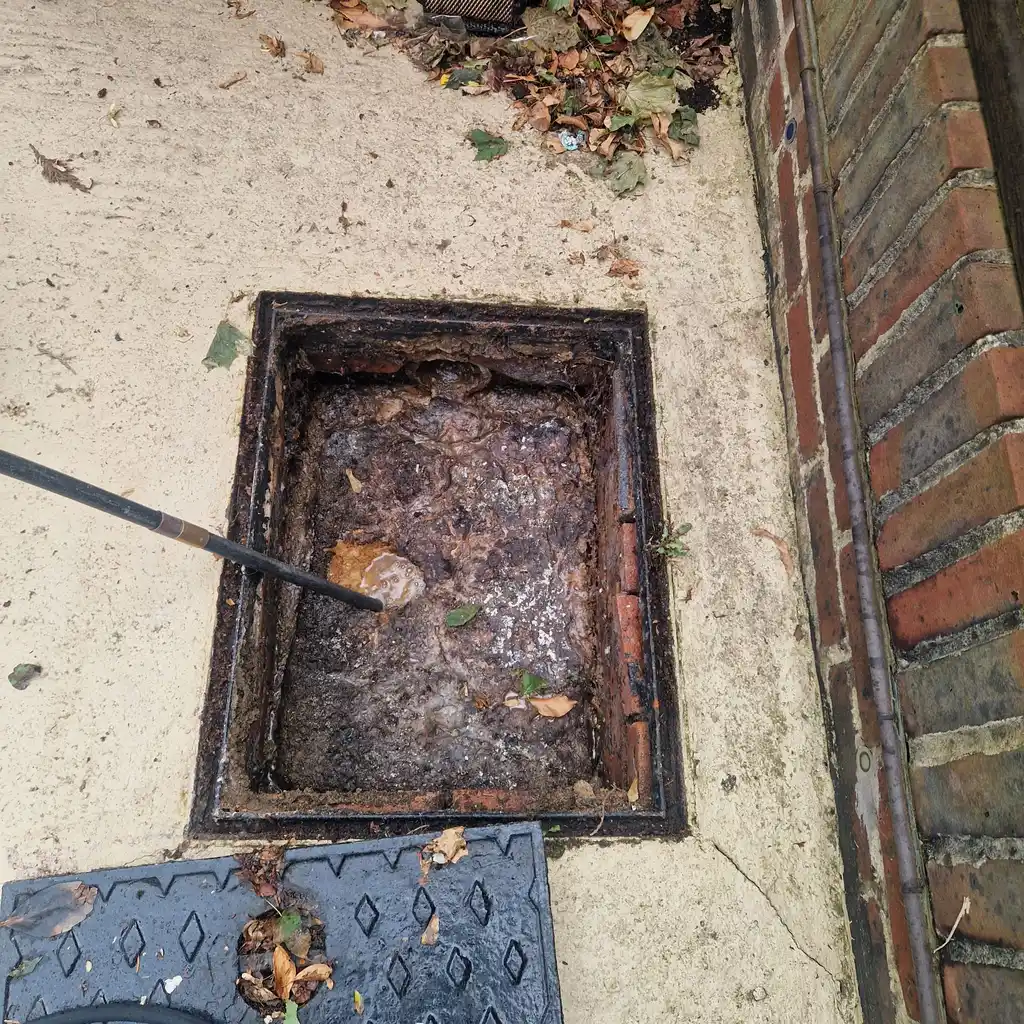 Drain jetting into a blocked chamber during diagnostic work before repair costing